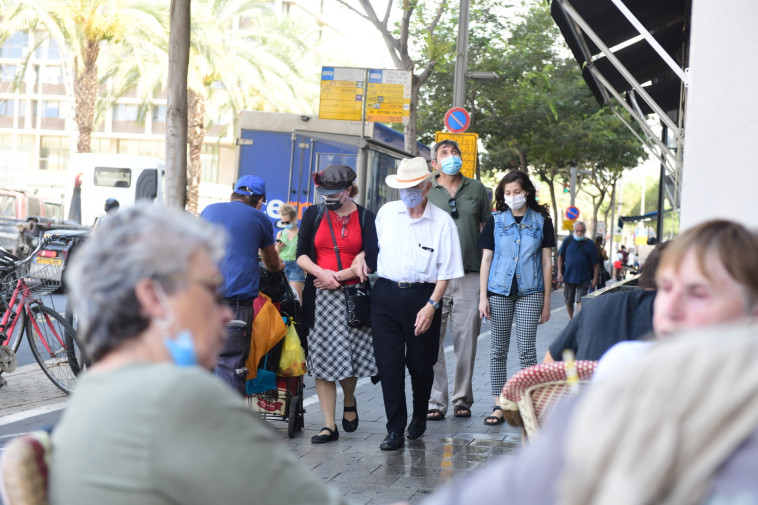 סועדים בימי הקורונה (למצולמים ולמסעדה אין קשר לכתבה)