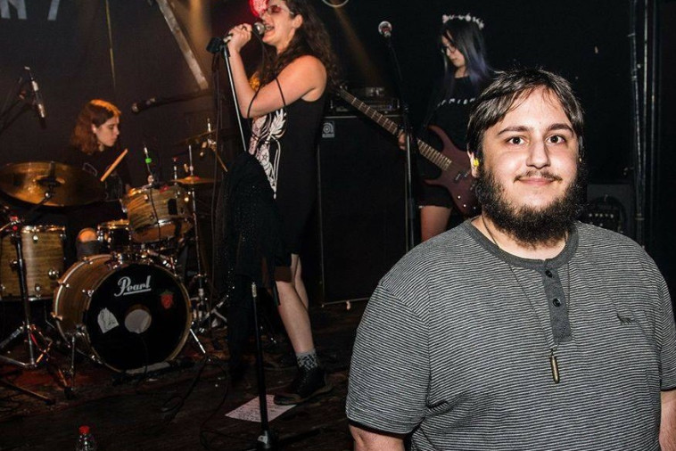 ניצן סימון בהופעה של קרם בורלסק