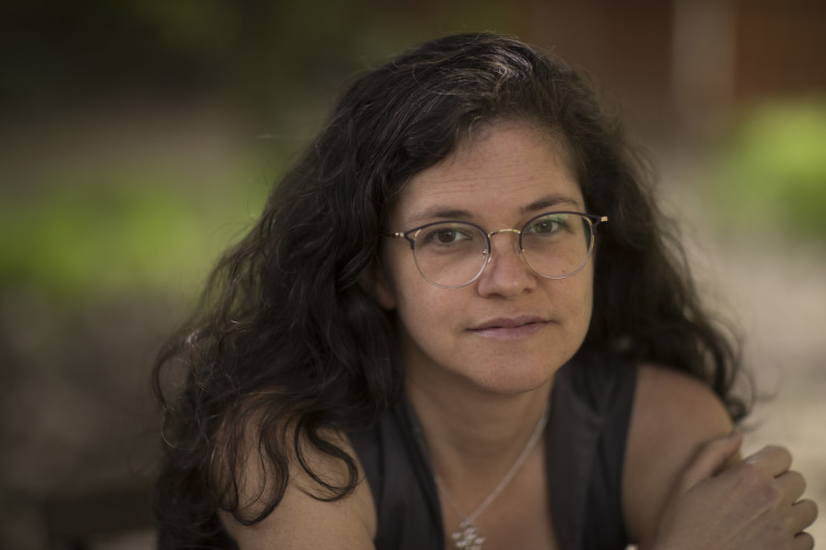 שרה על אהבות נכזבות. ויזל