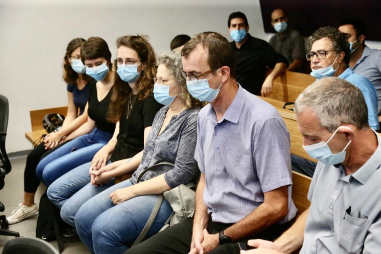 משפחת ווישניאק בבית המשפט