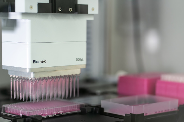 המעבדה של פרופ' יעקב נחמיאס, ראש המרכז לביו-הנדסה באוניברסיטה העברית