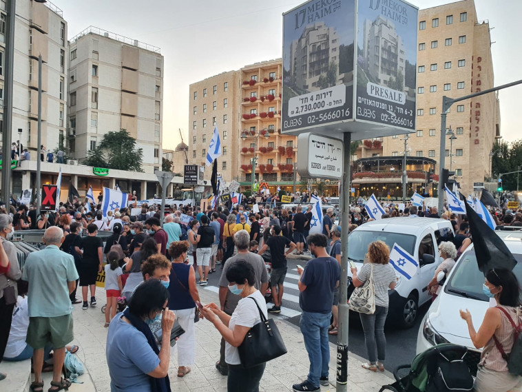 הפגנת הדגלים השחורים סמוך למעון ראש הממשלה בירושלים