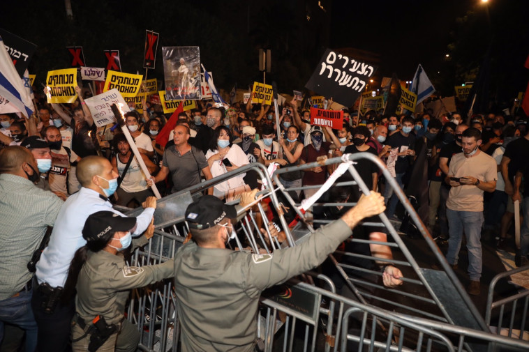 הפגנת הדגלים השחורים סמוך למעון ראש הממשלה בירושלים