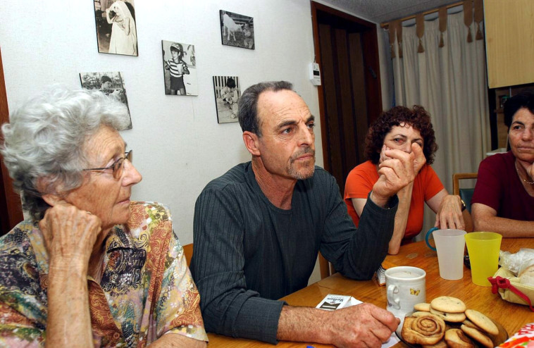 ביני בן יצחק ובני משפחתו (צילום: יגאל לוי)