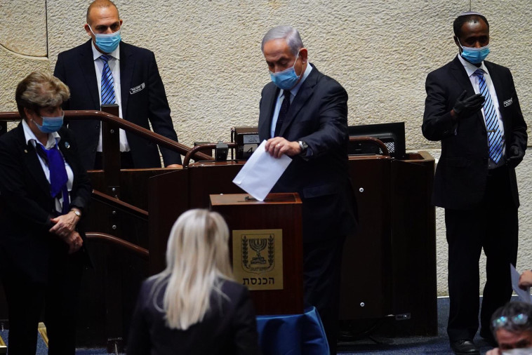 בנימין נתניהו מצביע בוועדה לבחירת שופטים