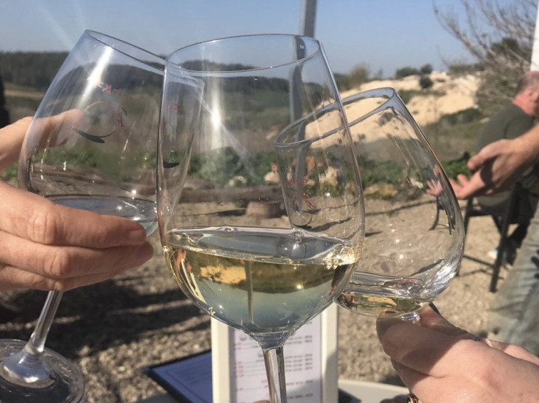 יין לבן בשמש