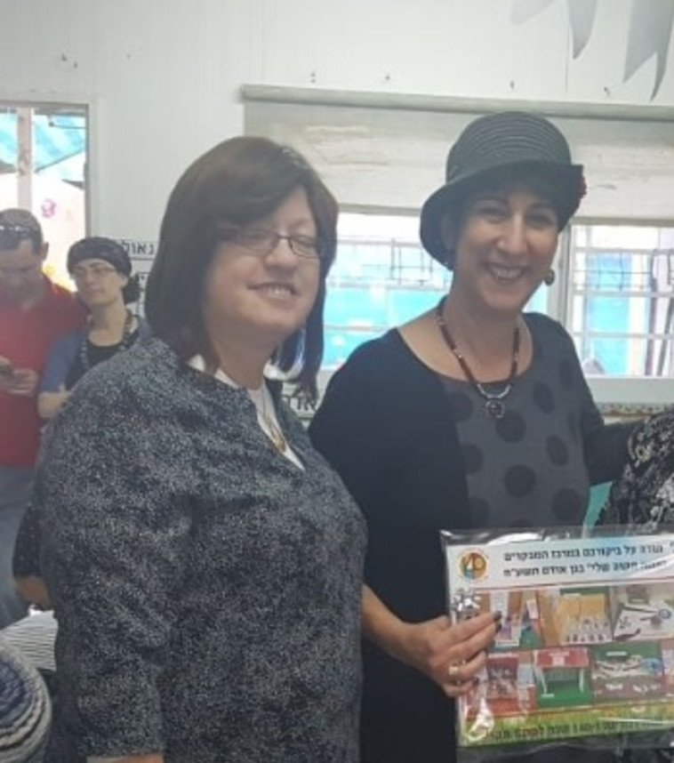 שלווה זלפריינד ז''ל (משמאל)