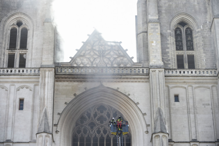 השריפה בקתדרלה בצרפת (צילום: SEBASTIEN SALOM-GOMIS/AFP via Getty Images)