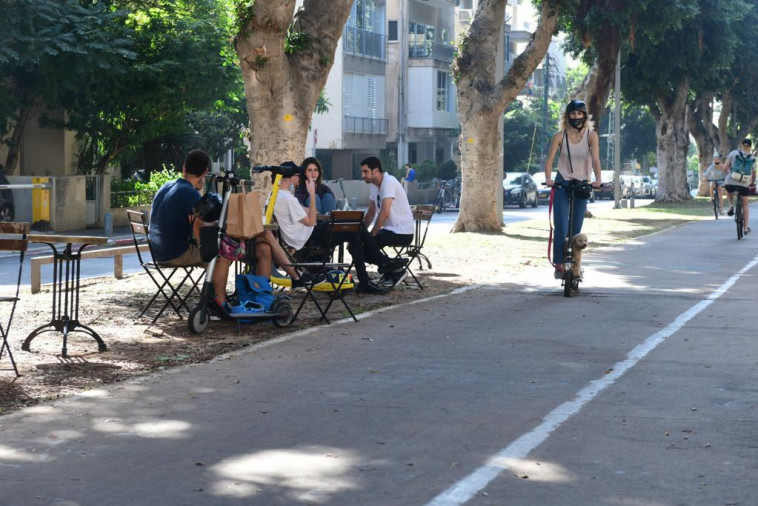 קורונה: המסעדות בת''א הוציאו את הכיסאות לרחוב  (צילום: אבשלום שושני)