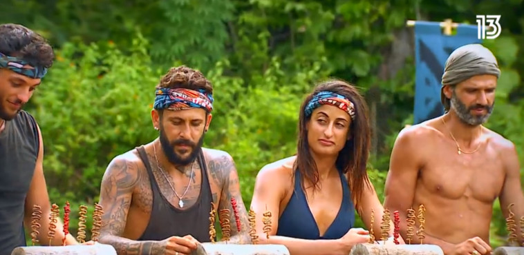 מתמודדי הישרדות בזמן משימת אוכל