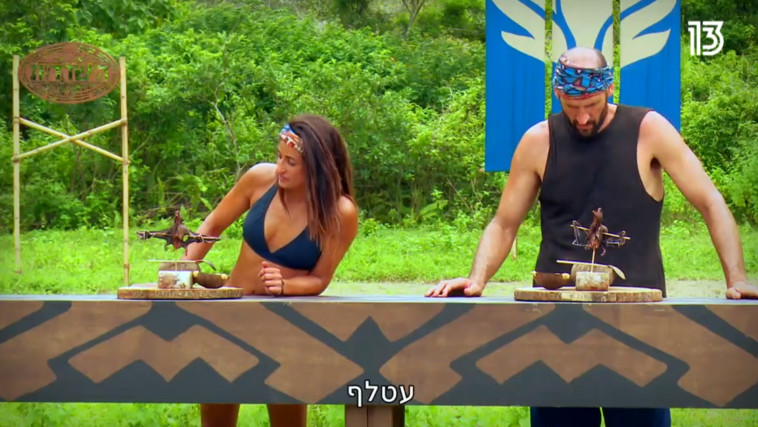 ירדן ג'רבי ועידו קוז'יקרו אוכלים עטלף במהלך משימה ב''הישרדות''