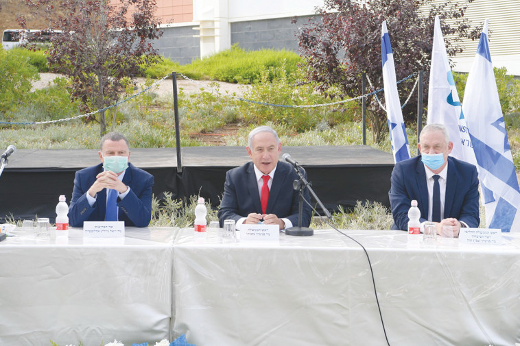 נתניהו, גנץ ואדלשטיין במכון הביולוגי בנס ציונה