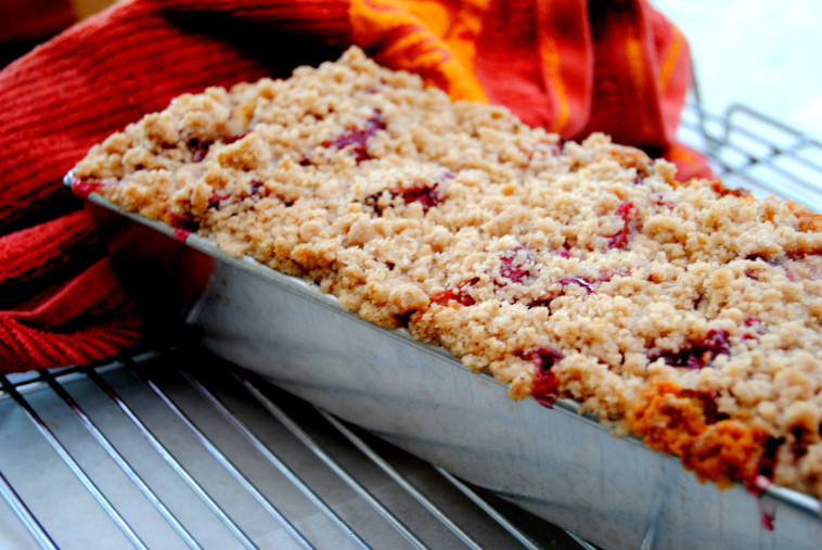 עוגת שזיפים ופירורי בצק שקדים