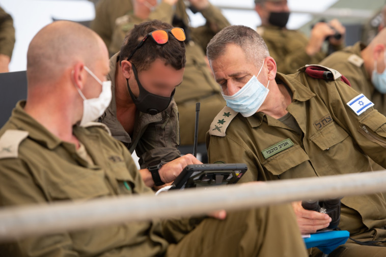 הרמטכ''ל אביב כוכבי במהלך אימון ''יחידת רפאים'' (צילום: דובר צה''ל)