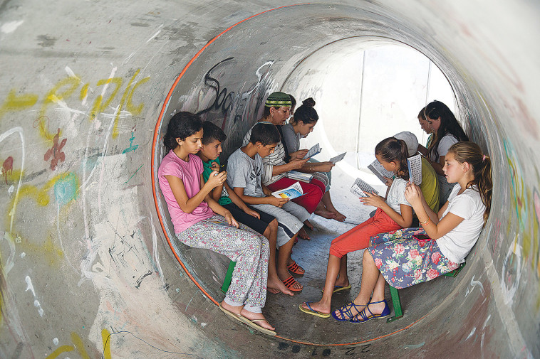 ילדים מתחבאים באעזקה