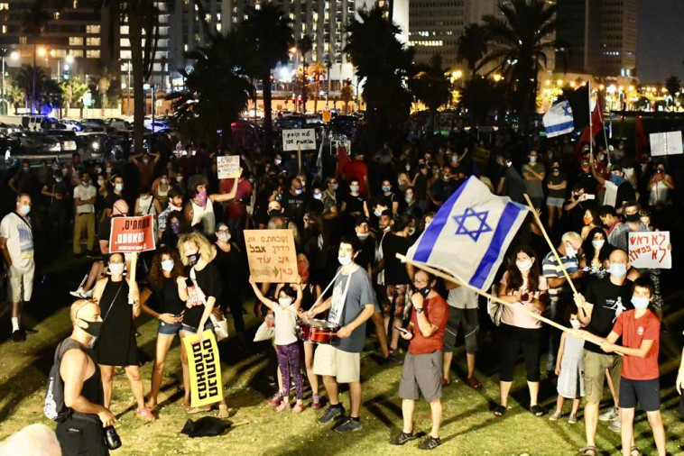 מפגינים בגן צ'ארלס קלור בת''א