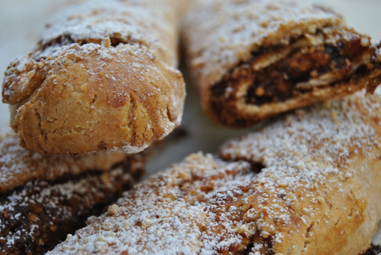 עוגיות ממולאות במילוי תמרים