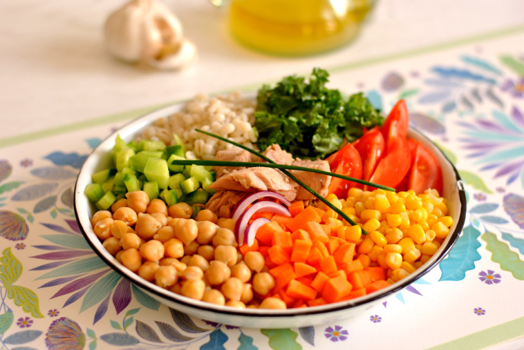 סלט טונה, קטניות וירקות