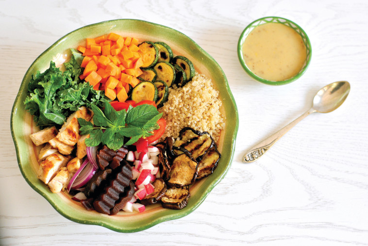 סלט אנטיפסטי וחזה עוף