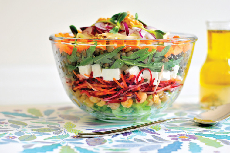 סלט ירקות, דגנים וגבינה