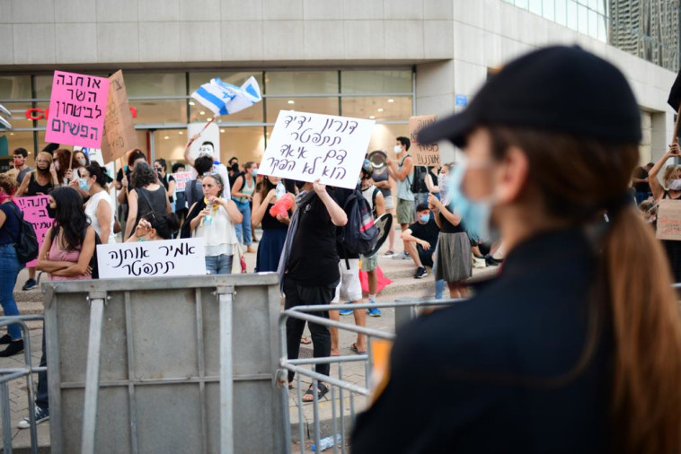 הפגנה מול בית השר אוחנה