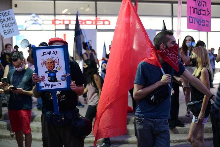 מפגינים מחוץ לביתו של השר לביטחון פנים אמיר אוחנה