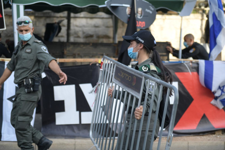 נערכים להפגנות