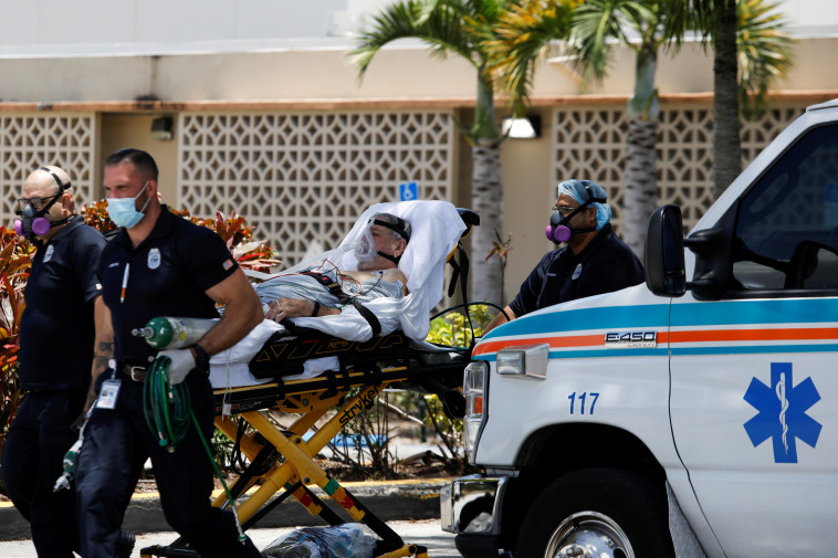 פינוי חולה קורונה לבית חולים בפלורידה (צילום: REUTERS/Marco Bello/File Photo)