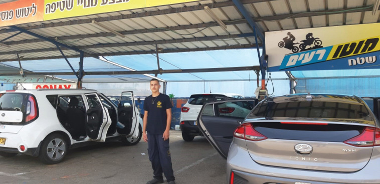 אופק עובד בשטיפת המכוניות