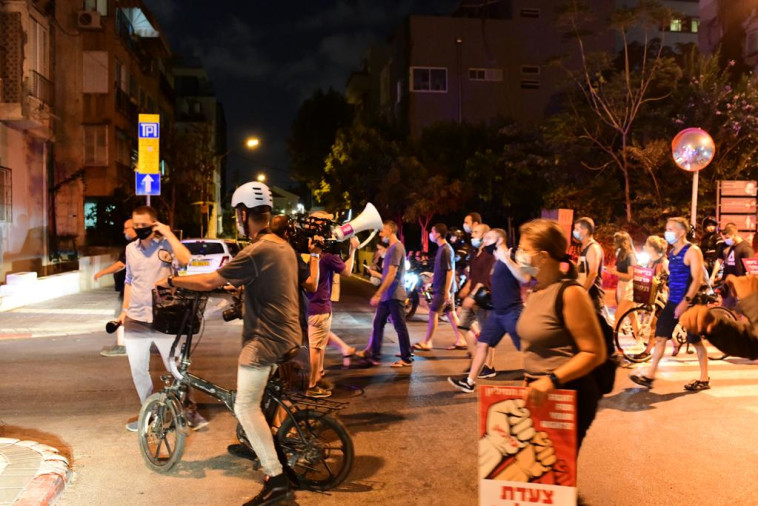 חוסמים כבישים בת''א