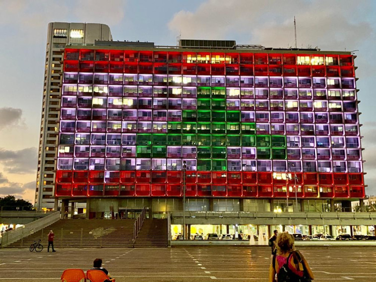 דגל לבנון על עיריית תל אביב