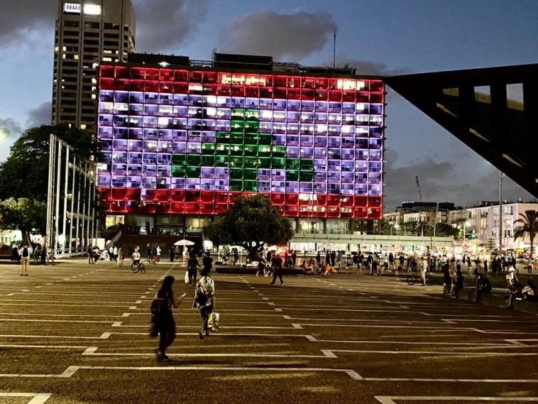 דגל לבנון מוצג על עיריית ת''א