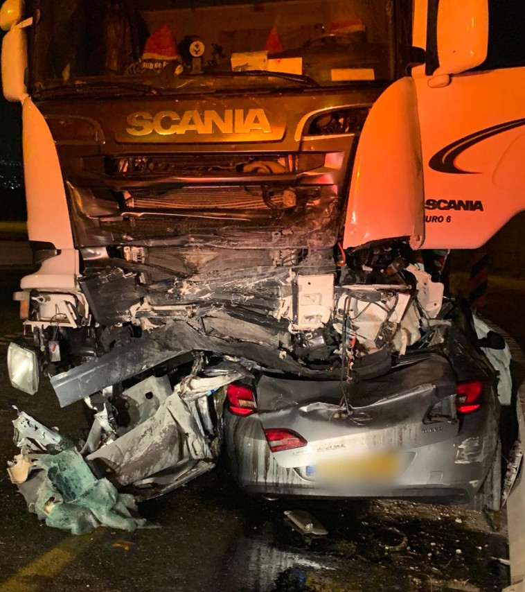 הרכב שנמעך מתחת למשאית בצפון