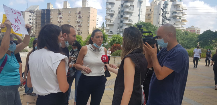 הורים לילדים בגן ברמלה מוחים מחוץ לבימ''ש השלום בראשל''צ