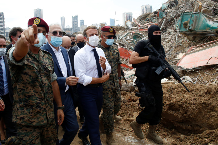 הנשיא מקרון באזור האסון בביירות (צילום: Thibault Camus/Pool via REUTERS)