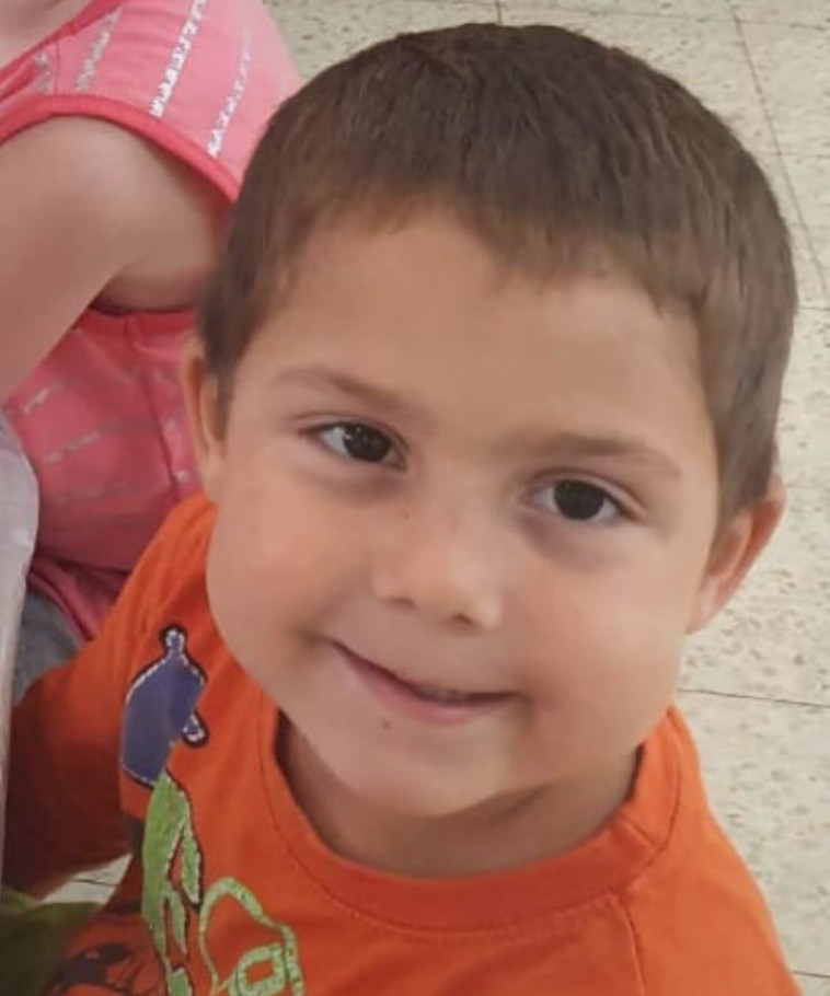 נמצא עם אחיו בשטח בית הספר