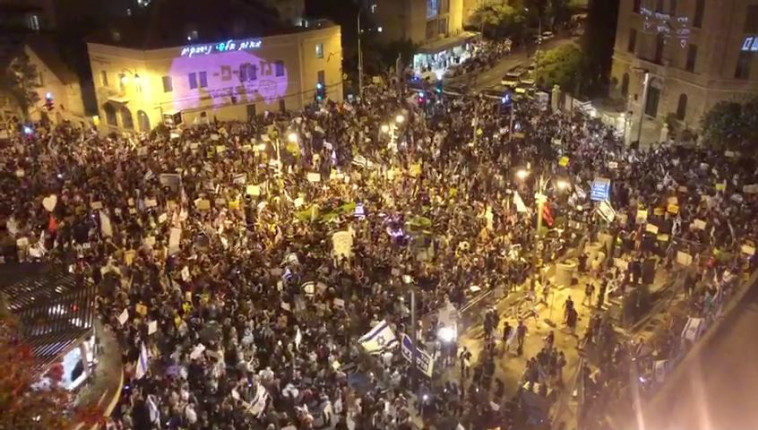 אלפים מפגינים בבלפור (צילום: דוברות מחאת הדגלים השחורים)