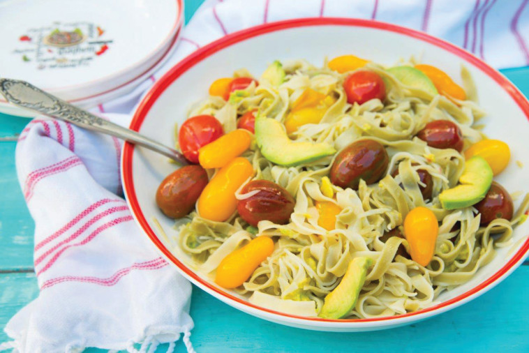 פסטה עם אבוקדו ועגבניות שרי