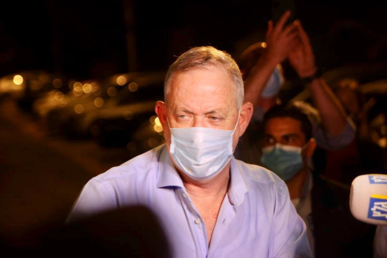 גנץ יוצא אל המפגינים ליד ביתו