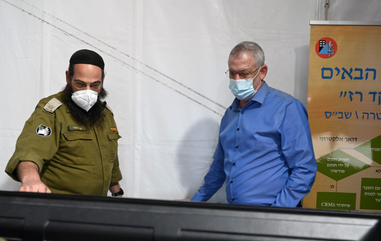 בני גנץ בפיקוד העורף