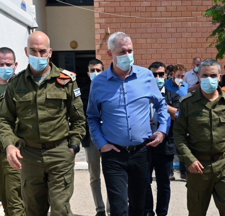 בני גנץ בביקור בפיקוד העורף