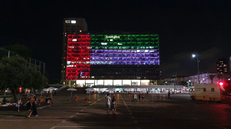 דגל איחוד האמירויות הערביות על בניין עיריית תל אביב (צילום: עיריית תל אביב-יפו)