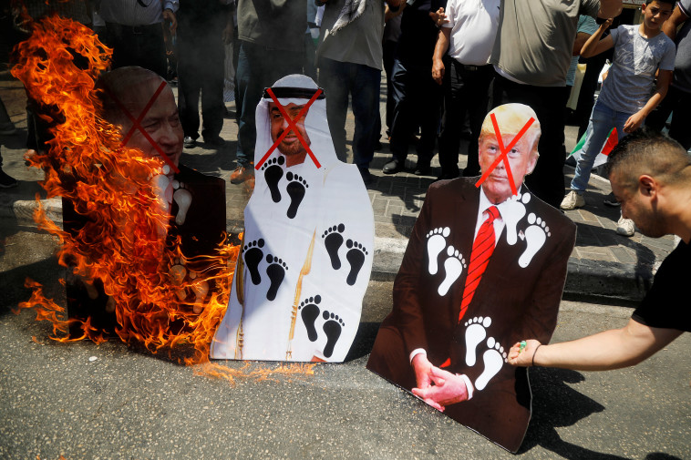 הפגנות נגד ההסכם בין ישראל לאיחוד האמירויות (צילום: REUTERS/Raneen Sawafta)