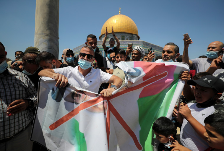 קורעים דגלים סמוך למסגד אל-אקצה