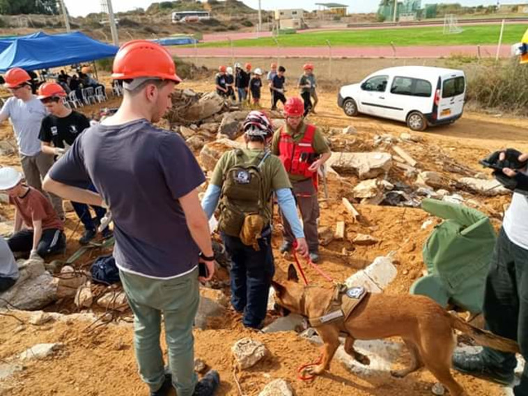 אימון באתר הריסות של יחידת הכלבנים
