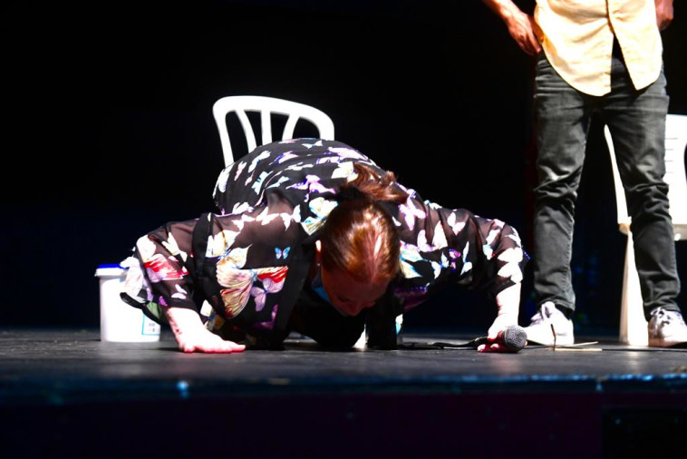 גילה אלמגור בתאטרון הבימה 