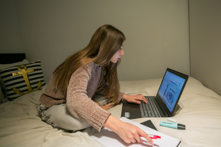 יש להכין פינת עבודה נוחה ומאורגנת ולא ללמוד על המיטה.