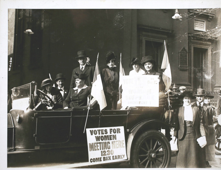 נשים מפגינות למען הצבעה ב-1915 