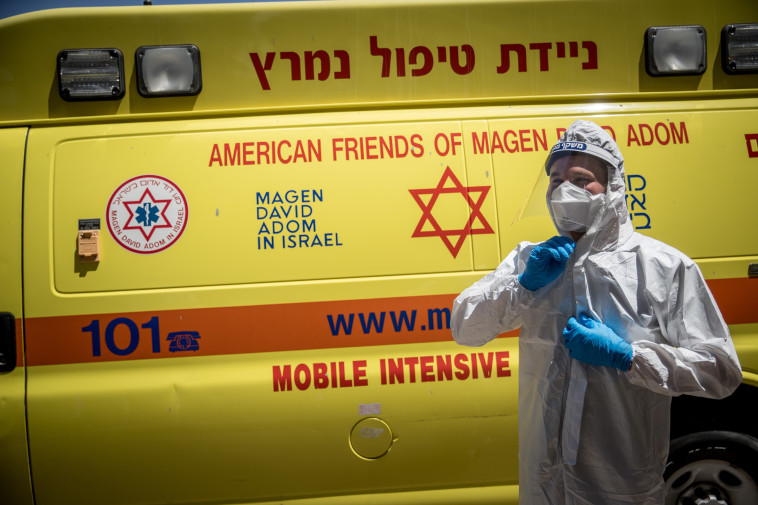 צוות מד''א מבצע בדיקות קורונה, ארכיון (למצולמים אין קשר לנאמר בכתבה)