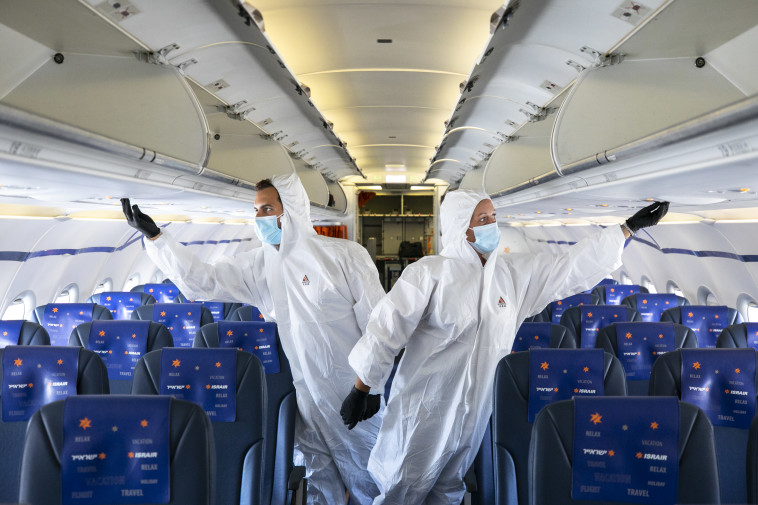 קורונה - דיילים לובשים בגדי הגנה במהלך טיסה לאילת